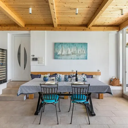 Barefoot Summer House * Klis